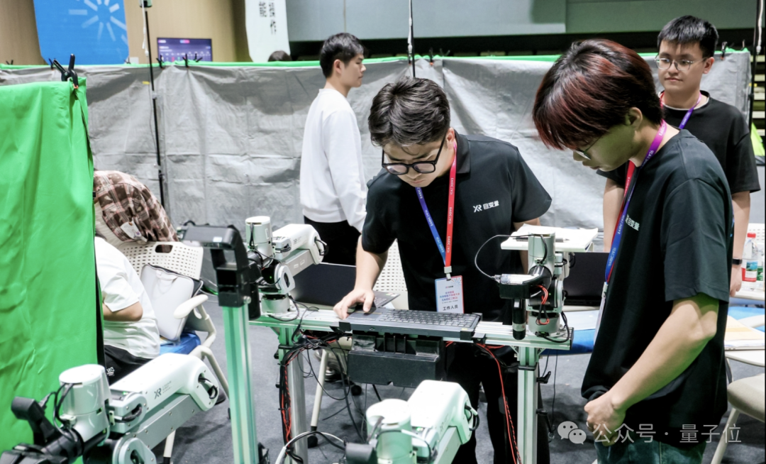 机器人线下真机对线打PK！这届黑客松可太会玩了