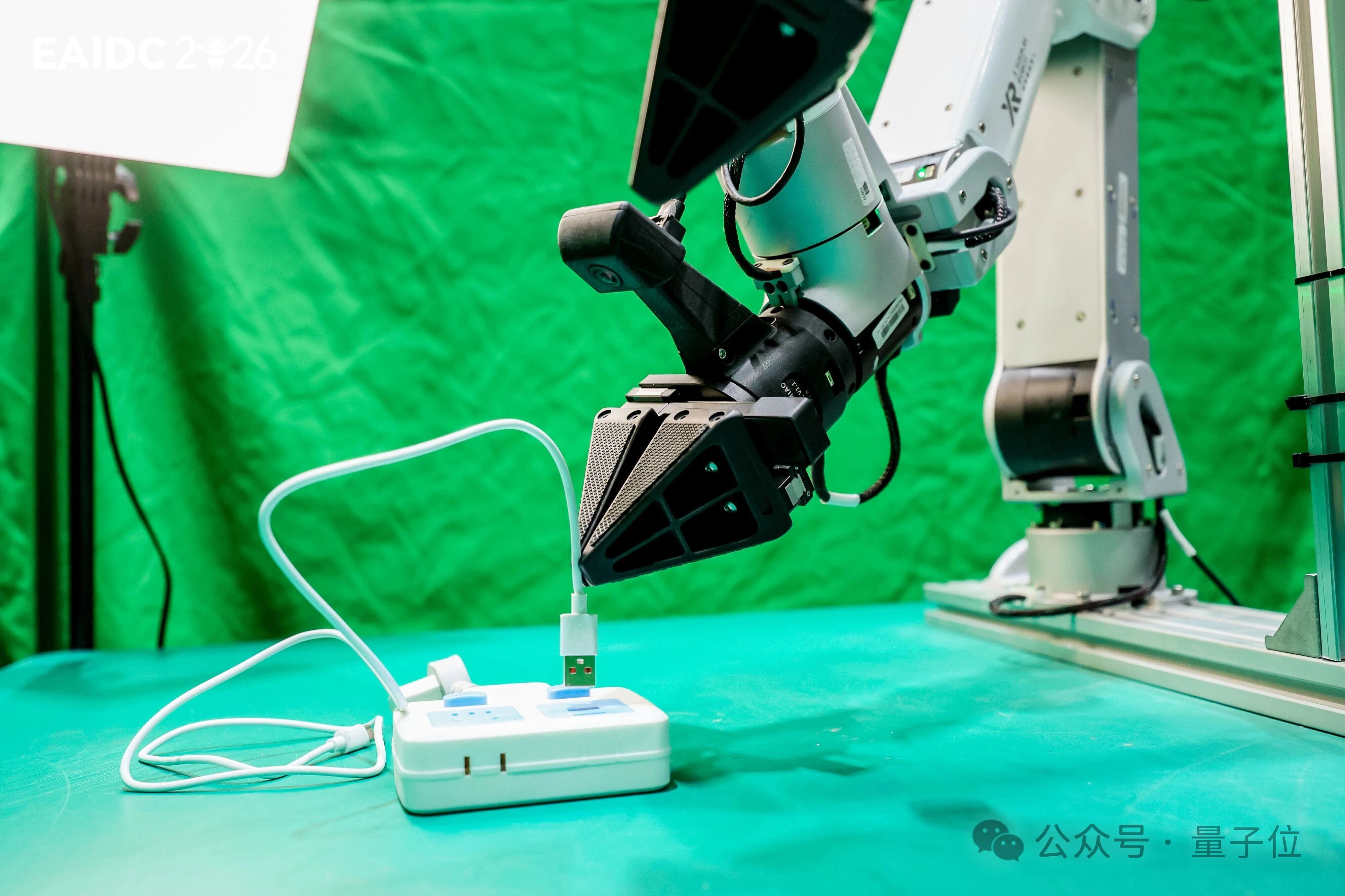 机器人线下真机对线打PK！这届黑客松可太会玩了