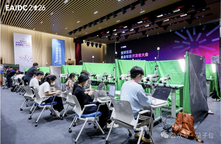 机器人线下真机对线打PK！这届黑客松可太会玩了