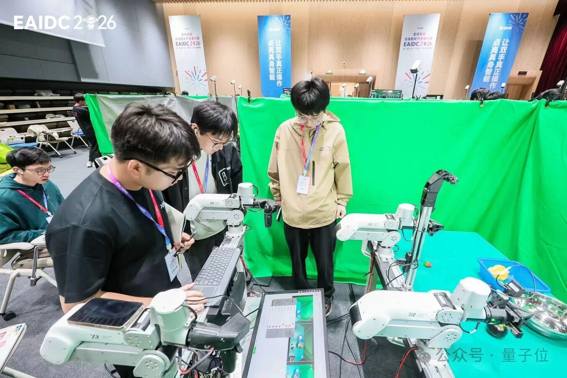 机器人线下真机对线打PK！这届黑客松可太会玩了