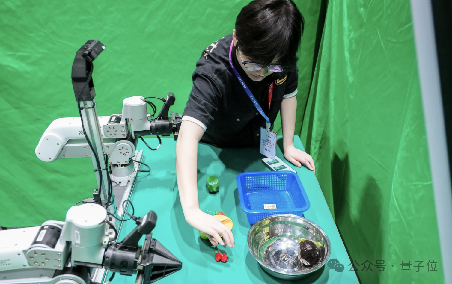 机器人线下真机对线打PK！这届黑客松可太会玩了