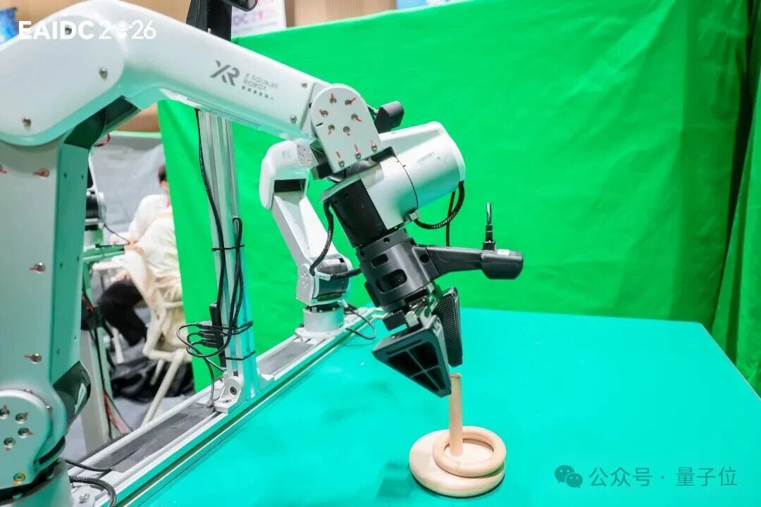 机器人线下真机对线打PK！这届黑客松可太会玩了